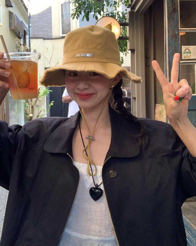 韩国时尚达人的3套穿搭松弛又高级！瓦力棋牌春天戴珍珠耳环好浪漫！学(图3)