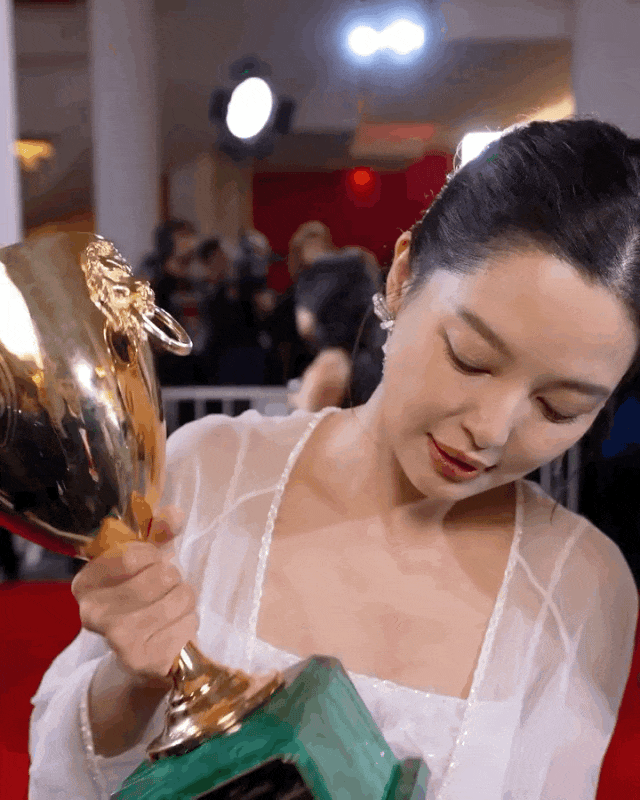 EL见证“人间富贵花”登顶威尼斯瓦力棋牌游戏辛芷蕾封后！CHAN(图4)