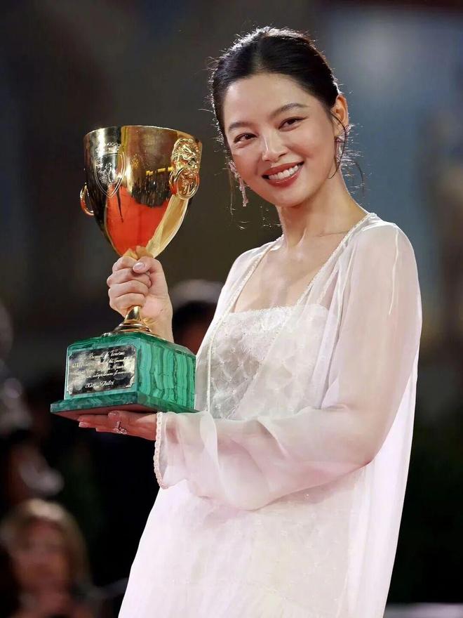 EL见证“人间富贵花”登顶威尼斯瓦力棋牌游戏辛芷蕾封后！CHAN(图9)