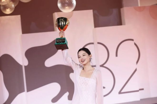EL见证“人间富贵花”登顶威尼斯瓦力棋牌游戏辛芷蕾封后！CHAN(图11)