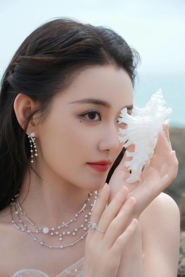 胸鱼尾礼服仿佛是从童话中走出的公主瓦力娱乐棋牌蒋依依一袭渐变蓝白的抹(图1)