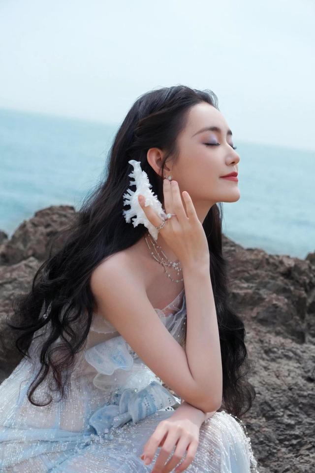 胸鱼尾礼服仿佛是从童话中走出的公主瓦力娱乐棋牌蒋依依一袭渐变蓝白的抹(图3)