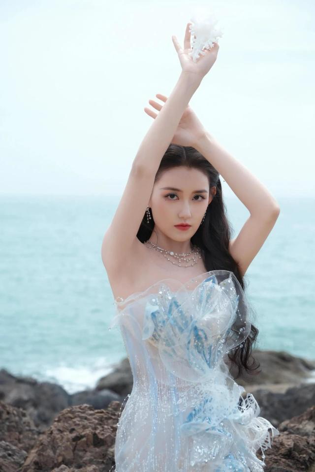 胸鱼尾礼服仿佛是从童话中走出的公主瓦力娱乐棋牌蒋依依一袭渐变蓝白的抹(图5)