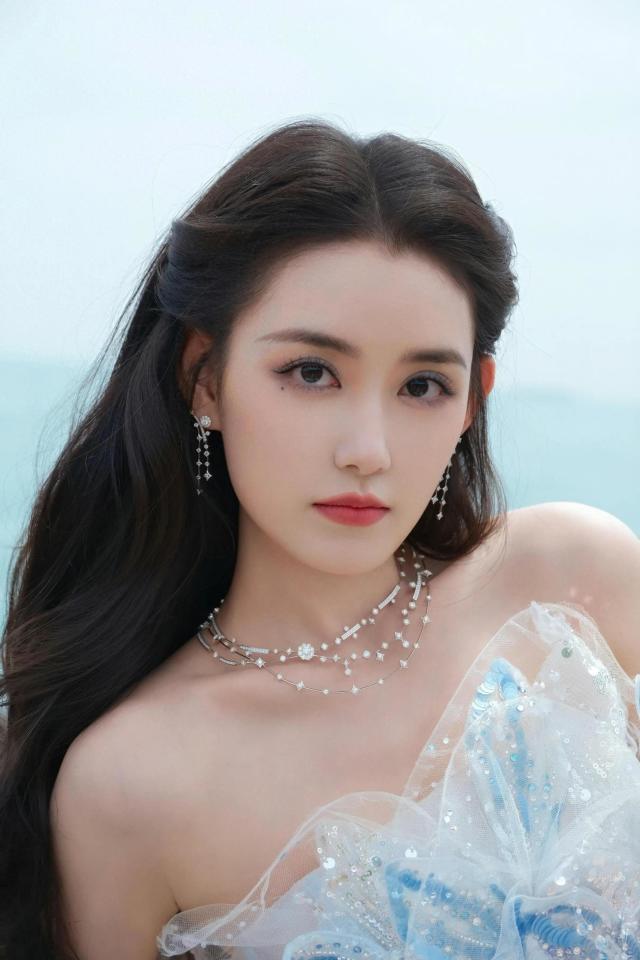 胸鱼尾礼服仿佛是从童话中走出的公主瓦力娱乐棋牌蒋依依一袭渐变蓝白的抹(图4)