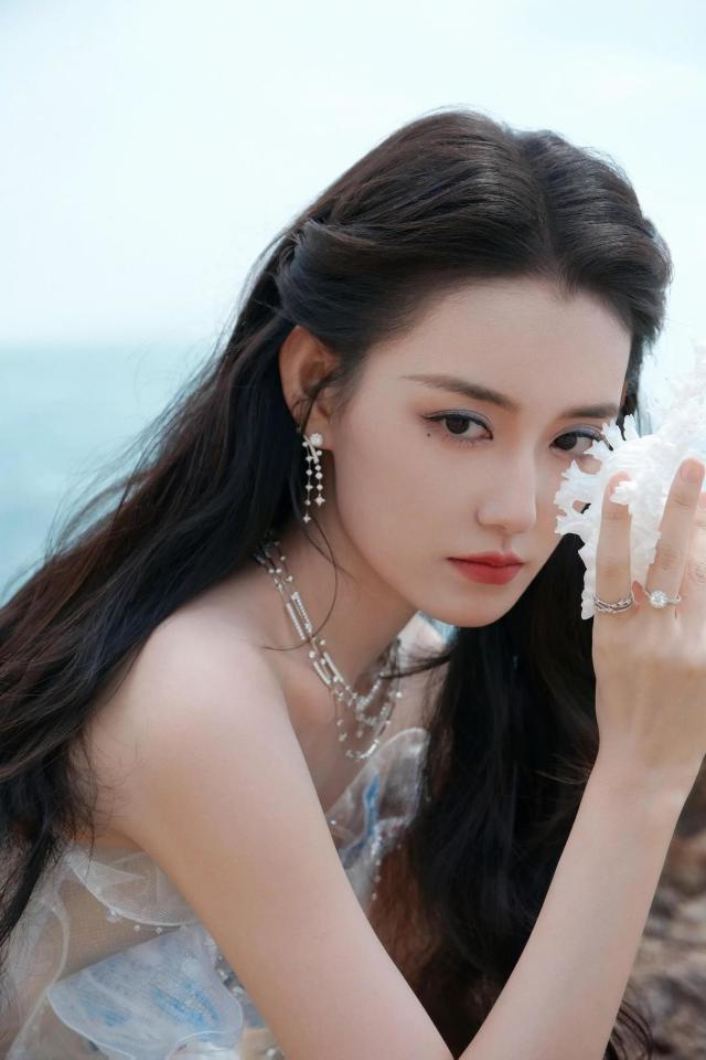 胸鱼尾礼服仿佛是从童话中走出的公主瓦力娱乐棋牌蒋依依一袭渐变蓝白的抹(图7)
