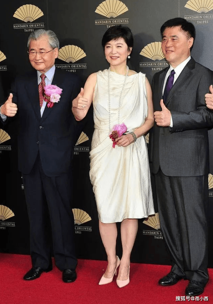 龄20岁一头黑发穿白裙完全没有大妈味瓦力