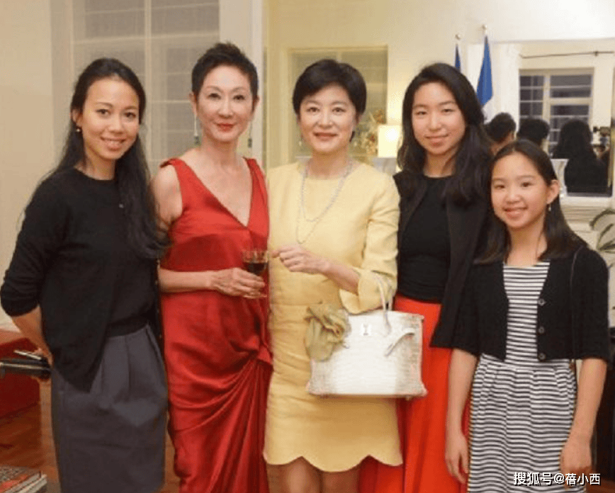 龄20岁一头黑发穿白裙完全没有大妈味瓦力棋牌游戏69岁林青霞剪了超短发减(图2)