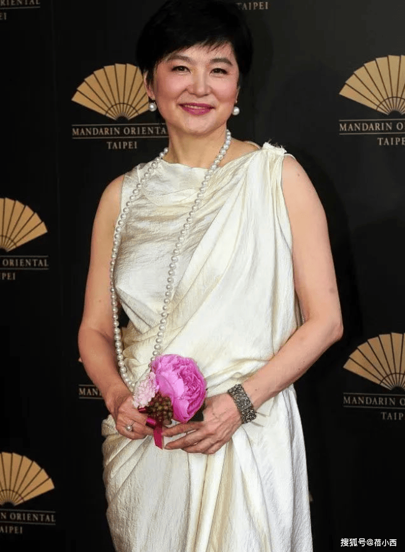 龄20岁一头黑发穿白裙完全没有大妈味瓦力棋牌游戏69岁林青霞剪了超短发减(图3)