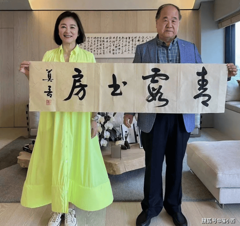 龄20岁一头黑发穿白裙完全没有大妈味瓦力棋牌游戏69岁林青霞剪了超短发减(图4)